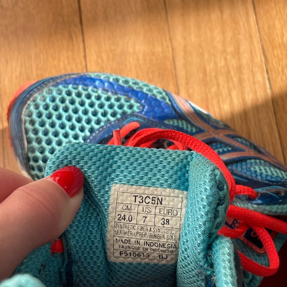 Women’s size 7 Asics